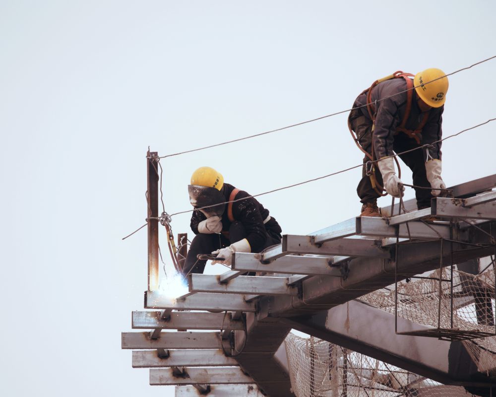 lavoratori su tetto